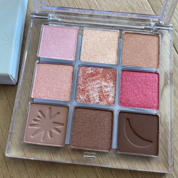 Colourpop Pressed powder Eyeshadow Palette Clearly in Love NEW in box - Picture 5 of 5